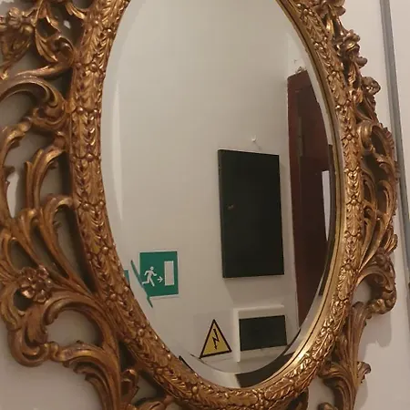 Elegantia Domina In The Center Daire *